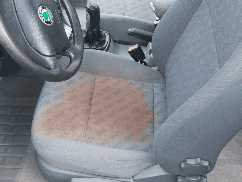 špinavá sedačka Škoda octavia. před tepováním